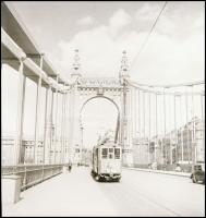 cca 1935 Budapest, villamos az Erzsébet hídon, vintage negatív, 6x6 cm