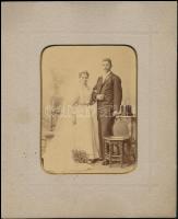 cca 1875 Házaspár műtermi fényképe, kabinetfotó méretben, 15x11 cm, paszpartu 25x20,5 cm