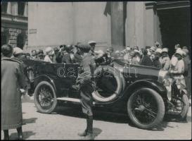 cca 1920 Automobil Budapesten, 16,5x22,5 cm