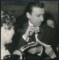 1957 Budapesten járt Yves Montand (1921-1991) filmszínész, sanzon énekes, jelzés nélküli vintage fotó Kotnyek Antal (1921-1990) budapesti fotóriporter hagyatékából, 18x17,5 cm
