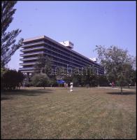 cca 1985 Balatonfüredi épületek, városképek, tájképek, 13 db professzionális minőségű, vintage diapo...