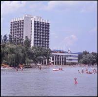 cca 1985 Balatonfüredi épületek, városképek, tájképek, 13 db professzionális minőségű, vintage diapo...