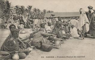 Dakar, Femmes Peules au marché / Fula women at the market, folklore