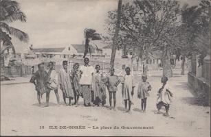 Dakar, Ile de Gorée, La place du Gouvernement / Government square, children