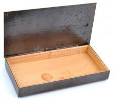 Iparművész réz doboz, figurális díszítéssel, alján aláírásokkal, 20,5×10,5×3 cm