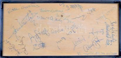 Iparművész réz doboz, figurális díszítéssel, alján aláírásokkal, 20,5×10,5×3 cm