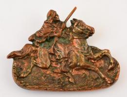 Fegyveres lovast ábrázoló bronz tálka, 16×12 cm