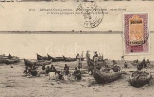 1922 Pecheurs reparant leurs filets et leurs pirogues au bord dun fleuve / Fishermen repairing their nets and boats, Sudanese folklore. TCV card (EK)