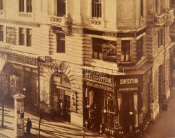 cca 1900 Budapest, Rákóczi út 10. - Emmer bérház nagyméretű keményhátú fotója, Erdélyi Mór fényképés...