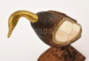 Faragott lúd figura,gyöngyház és fém rátétekkel, m: 11,5 cm