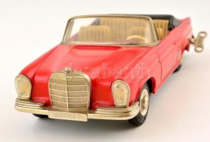 cca 1970 Mercedes 250 SE felhúzhatós játékautó, jelzett (Schuco Girato 4000), műanyag, letört emblém...