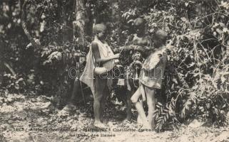 Haute-Guinée, Cueillette du caoutchouc, Saignéé des lianes / Upper Guinea, harvest of the rubber tree, children, folklore