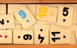 Rummikub társasjáték, fa dobozban