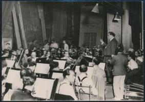 1935 Liebmann Béla (1899-1996): Pietro Mascagni (1863-1945) zeneszerző, karmester szegedi fellépésének próbája, fotó, hátulján pecséttel jelzett, 8,5×12 cm