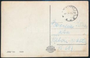 Barabás Sári énekesnő aláírása őt ábrázoló fotón