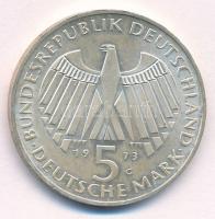 NSZK 1973G 5M Ag "A Frankfurti Parlament 125. évfordulója" T:1 kis patina
FRG 1973G 5 Mar...