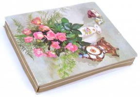 Duna Csokoládégyár Rózsa dessert csokoládés doboz, benne különféle érdekes, részben reklámos papírré...