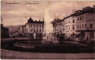 1909 Besztercebánya, Banská Bystrica; IV. Béla király tér, Nemzeti Szálloda, Holesch Árpád, Kohn üzlete, Gyógyszertár, szökőkút. Kiadja Machold F. / square, hotel, shops, pharmacy, fountain (Rb)