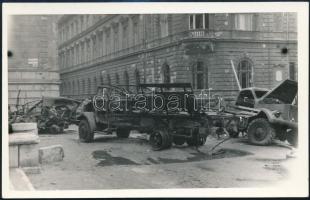 1956 Szétlőtt teherautók a Múzeum utca sarkán a forradalom napjaiban. 14x9 cm
