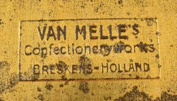 Holland dombornyomott fém doboz, kopott, 26×16×9 cm