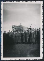 1940 Kolozsvár, katonák repülőgéppel, hátoldalon feliratozott fotó, 8,5×6 cm