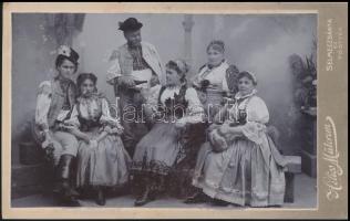 cca 1900 Selmecbánya / Pöstyén, társaság szlovák népviseletben, keményhátú fotó Helios műteremből, 13×21 cm