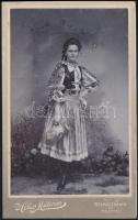 cca 1900 Selmecbánya / Pöstyén, lány szlovák népviseletben, keményhátú fotó Helios műteremből, 21×13 cm