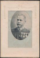 cca 1910 Katona kitüntetésekkel, kép szecessziós dísztokban, 22×15 cm