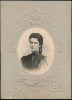 cca 1900 Erzsébet királyné (Sisi) idősebb korában, porcelán utánzatú, kartonra kasírozott fotó, 12×9 cm / Empress Elisabeth of Austria, vintage photo