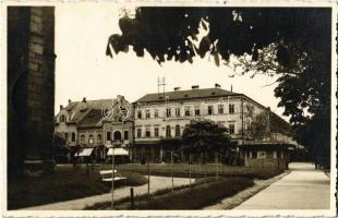 1940 Beszterce, Bistritz, Bistrita; utcakép bevonuláskor / street view, entry of the Hungarian troops. photo + "1940 Beszterce visszatért" So. Stpl.