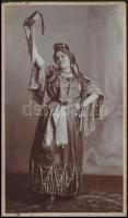 1903 Táncoló nő, keményhátú műtermi fotó, Rivoli budapesti műterméből, karton levágva, 20×11 cm