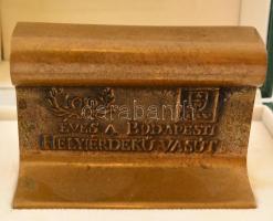 100 éves a Budapesti Helyiérdekű Vasút, réz síndarab, tokban, h: 11 cm