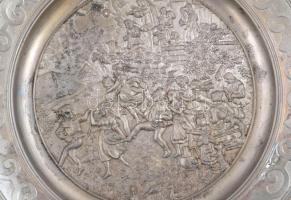 SKS Zinn mulatós jelenetes ón fali tál,d: 21,5 cm