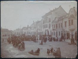 cca 1900 Veszprém, piac, fotó, sérüléssel, hátoldalon feliratozva, 11×15 cm