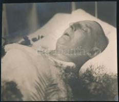 1932 gróf Klebelsberg Kuno (1875-1932) vallás- és közoktatásügyi miniszter halála után róla készült fotó, Kallós Oszkár pecséttel jelzett fotója, 19×22 cm