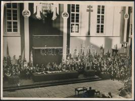 1938 Székesfehérvár, Horthy Miklós (1868-1957) az ünnepélyesen megnyitott országgyűlésen, hátoldalon feliratozott fotó, 18×24 cm