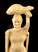 Faragott csont bennszülött halász, jelzés nélkül, fa talapzaton, m:24,5 cm