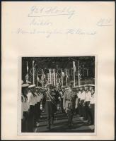 1938 Horthy Miklós (1868-1957) kormányzó látogatása Hitlernél Németországban, papírlapra ragasztott, feliratozott fotó, 13×13 cm