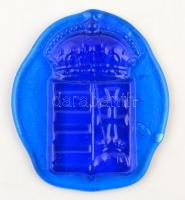 cca 1900 Koronás magyar kiscímer, préselt színes üveg, nagyon apró csorbával, 9×8 cm