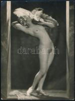 cca 1930 Akt legyezővel, pecséttel jelzett fotó Pécsi József (1889-1956) műterméből, sarkán törésnyom, 22×16,5 cm