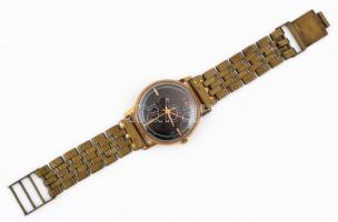 Mechanikus Vostok karóra fekete számlappal, működő állapotban, fém szíjjal