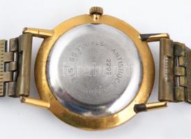 Mechanikus Vostok karóra fekete számlappal, működő állapotban, fém szíjjal