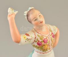 Zsolnay néptáncos lány, kézzel festett, jelzett, apró kopásokkal, m: 22 cm