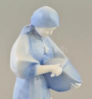 Zsolnay kék kenyérszelő asszony, kézzel festett, jelzett (Sinkó András), apró kopásokkal, m: 30,5 cm