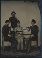 cca 1900 Hölgy férfitársaságban, ferrotípia (vaslemezre készült gyorsfénykép), 8,5x6 cm