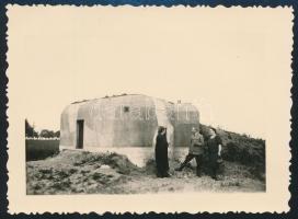 1939 Cseh erődnél, bunker, hátoldalon feliratozott fotó, 6×9 cm
