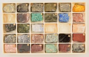 30 darabos ásvány gyűjtemény, orosz nyelvű leírással, dobozában