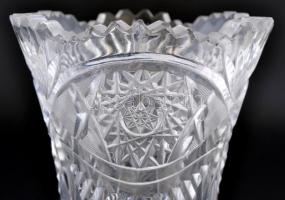 Ólomkristály váza ( 2db), csiszolt, egyiken apró csorbával, m: 20 és 21 cm