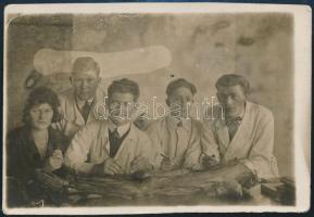 cca 1938 Psorn Anna nagyváradi gyógyszerész medikus korában boncoláson Zágrábban, hátoldalon feliratozott fotó, 6×9 cm