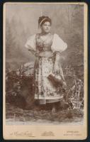 cca 1885 Szép népviseletbe öltözött lány kannával, keményhátú fotó id. Divald Károly (1830-1897) műterméből, 10,5×6,5 cm